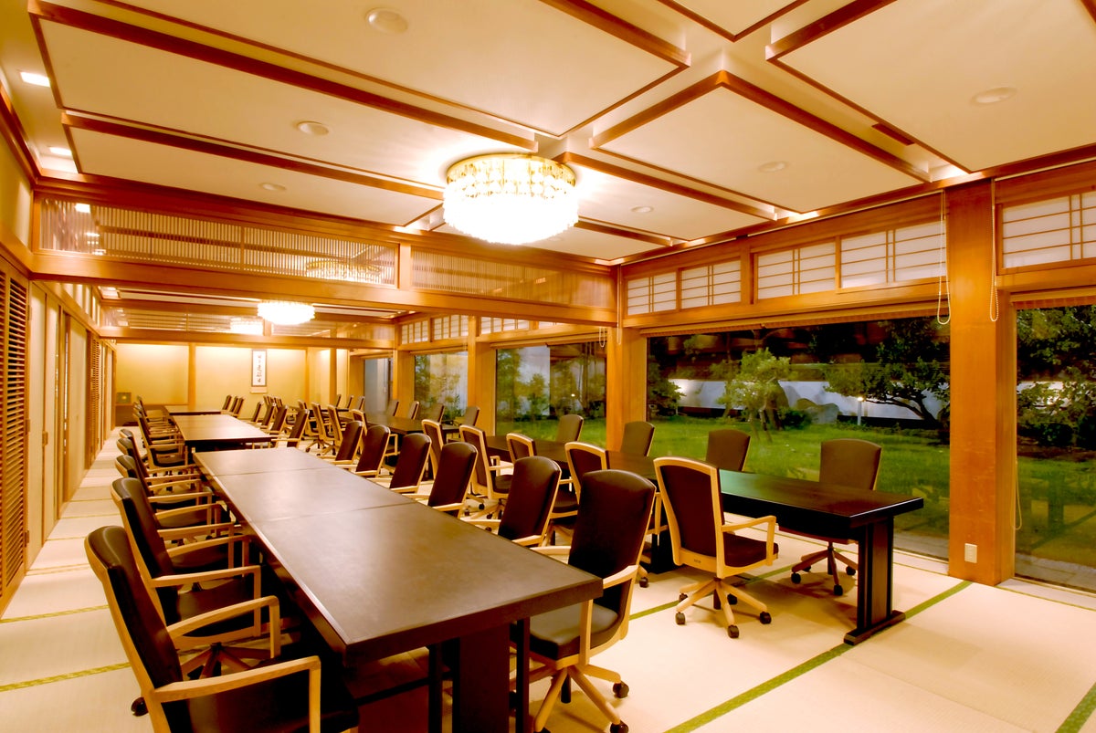 Dine while enjoying a view of the garden at Shōzan Daikoku Kamifukuoka branch.