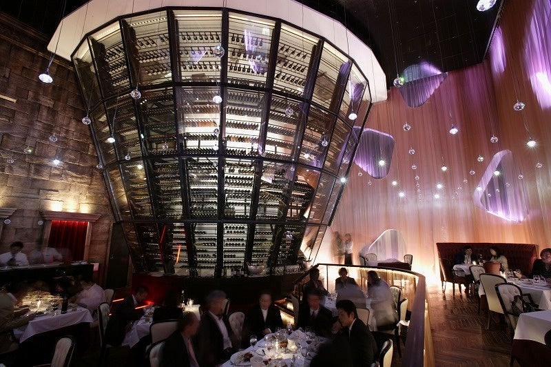 In the streets of Ginza, a treasure chest for adults that continues to shine — RESTAURANT DAZZLE.