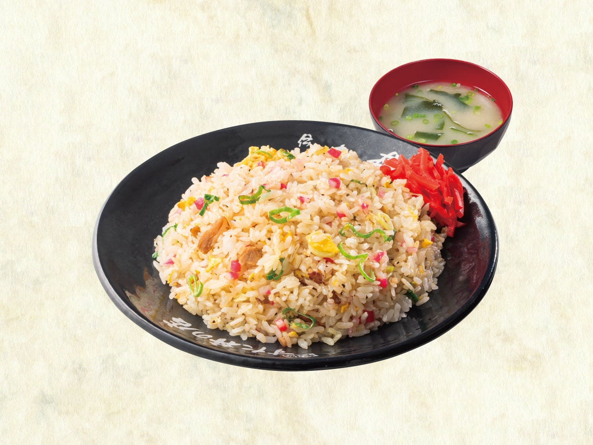 The 'Chahan' (fried rice) is priced at ¥846 (tax included ¥930). It features chopped char siu, naruto, green onions, and eggs as ingredients, stir-fried quickly over high heat with lard. Weighing a total of 370 grams, this dish is prepared to be both fluffy and moist, offering a satisfying and flavorful experience that remains enjoyable until the last bite.
