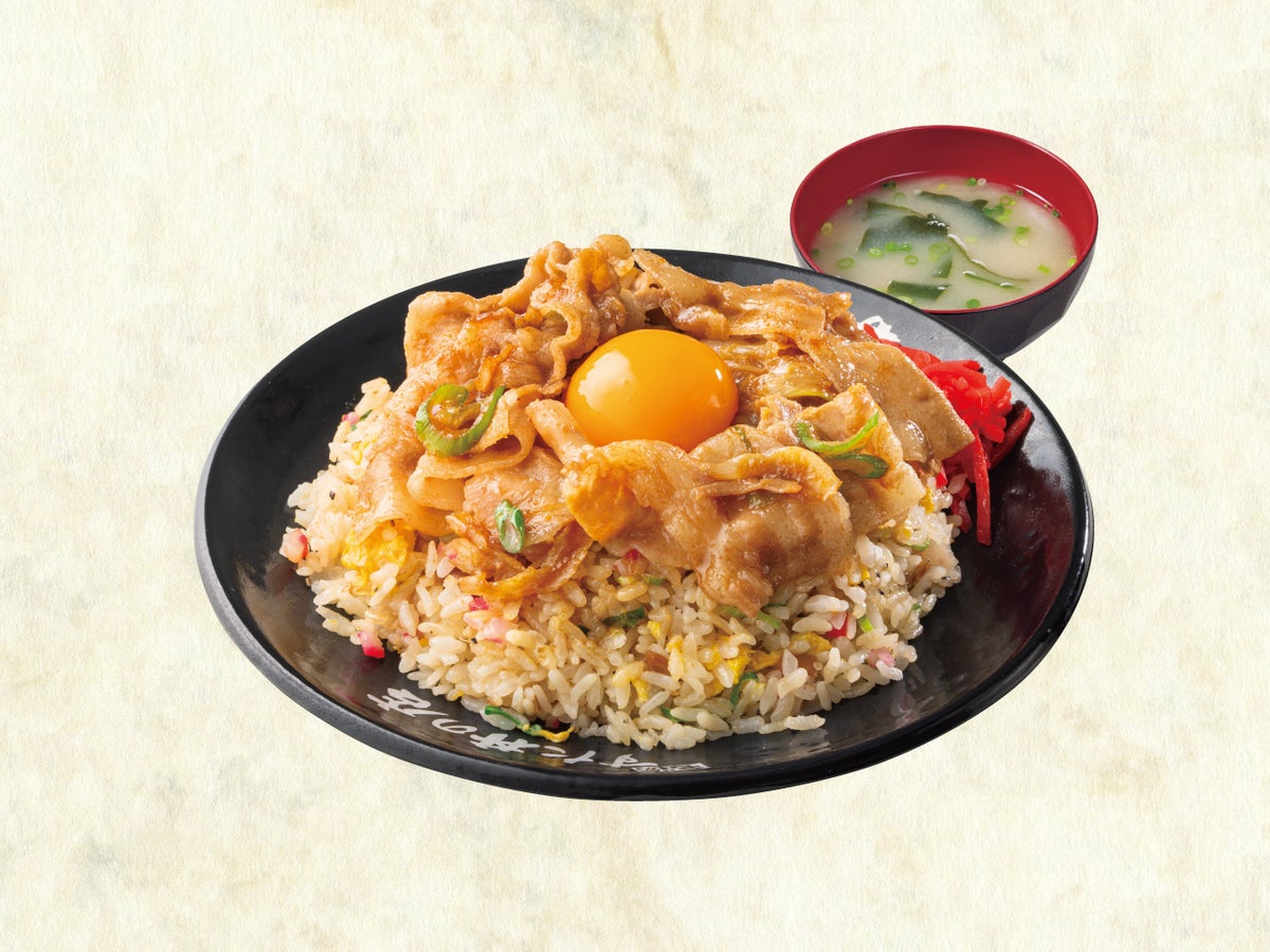 Stamina Chahan — ¥1,209 (tax included ¥1,330). This dish combines stir-fried stamina-yaki with a raw egg yolk. The garlic-flavored stamina-yaki is complemented by the mellow richness of the egg yolk, creating an appetizing flavor.