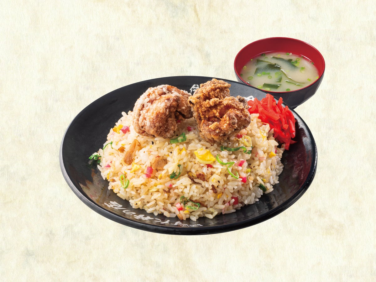 The Fried Chicken Fried Rice is a dish that combines fragrant fried rice with two pieces of seasoned staminan fried chicken, marinated in a special garlic soy sauce. It is priced at ¥1,028 (tax included).