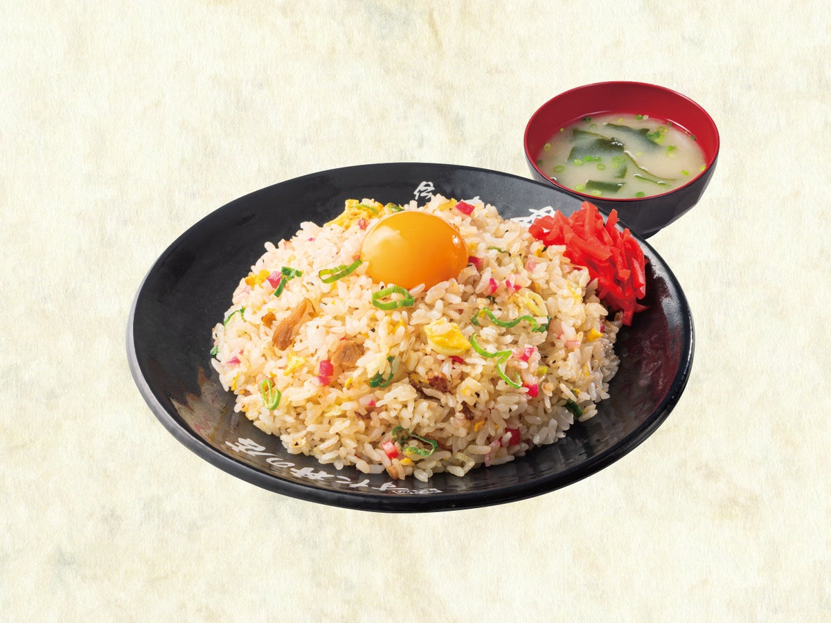Tsukimi Chahan is a dish featuring fried rice topped with a raw egg yolk. The rich, mellow flavor of the egg yolk enhances the savory, fragrant fried rice, creating a richer taste experience. The dish is priced at ¥937 (tax included ¥1,030).