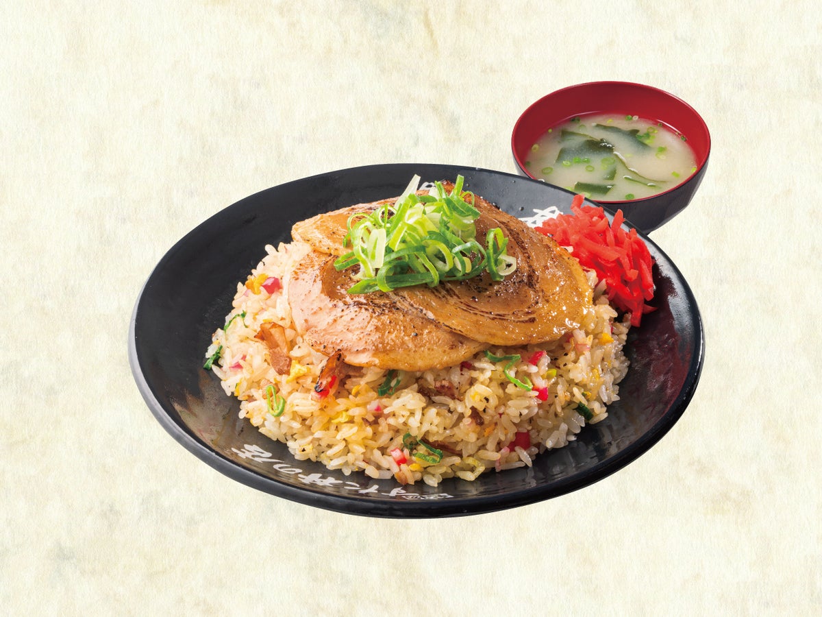 Yaki Buta Chahan (Roast Pork Fried Rice) — ¥1,028 (tax included). This dish features rice topped with three slices of tender, flavorful char siu, perfectly complementing the fragrant fried rice with its rich taste.