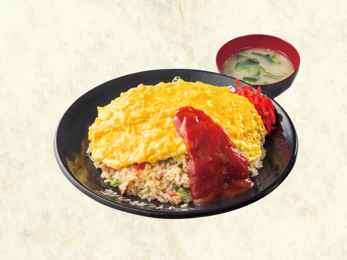 Omu Chahan is a dish topped with a fluffy, melty omelette. You can enjoy the mild flavor of eggs combined with the fragrant fried rice for ¥1,209 (tax included ¥1,330).