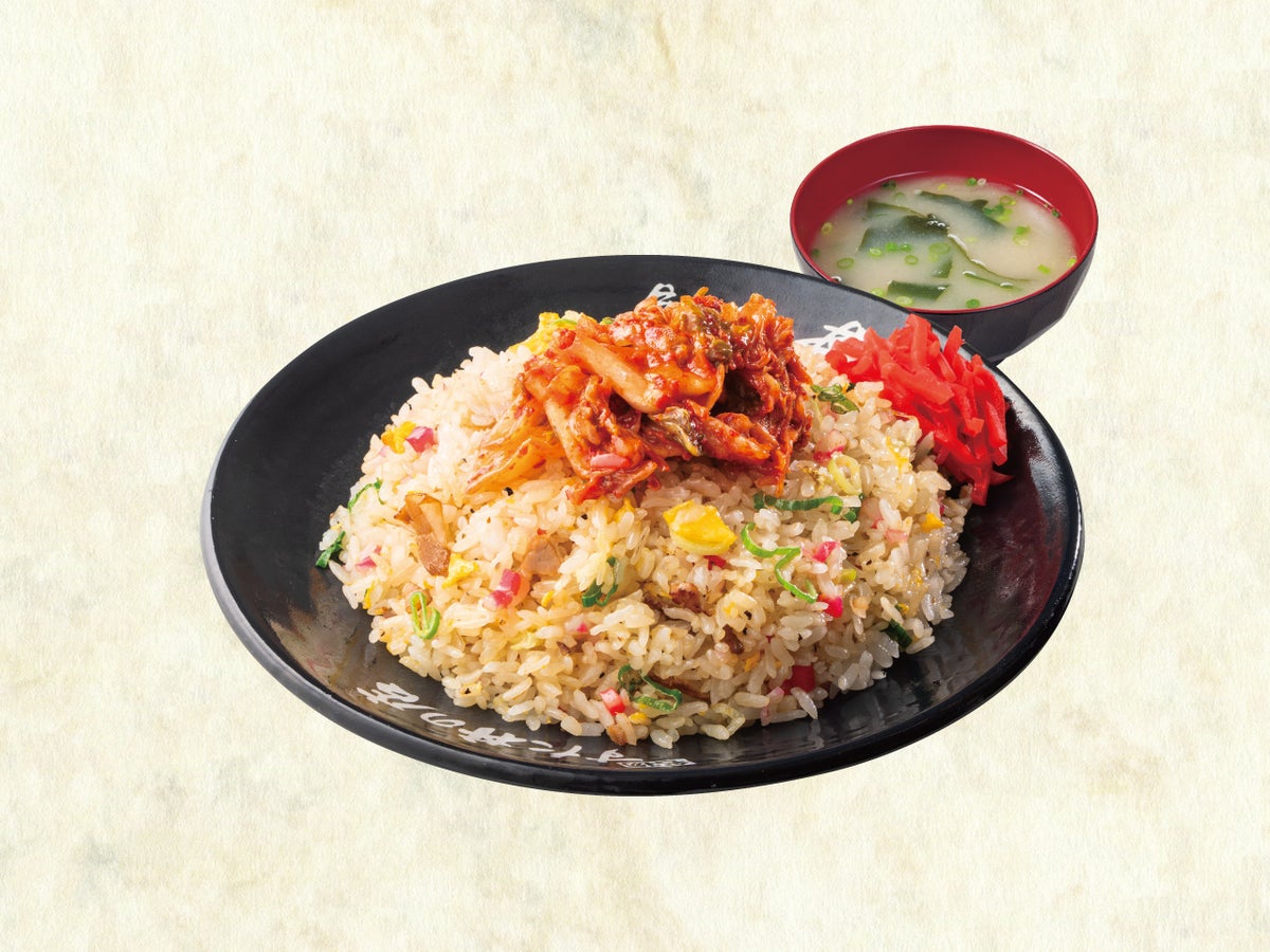 Kimchi Fried Rice — ¥937 (tax included). This dish combines fried rice with kimchi, adding a spicy kick that stimulates your appetite.