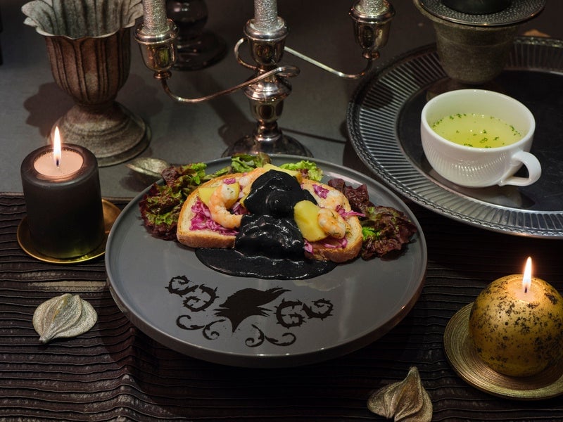 Maleficent Darkness Open Sandwich — ¥1,890 (tax included)