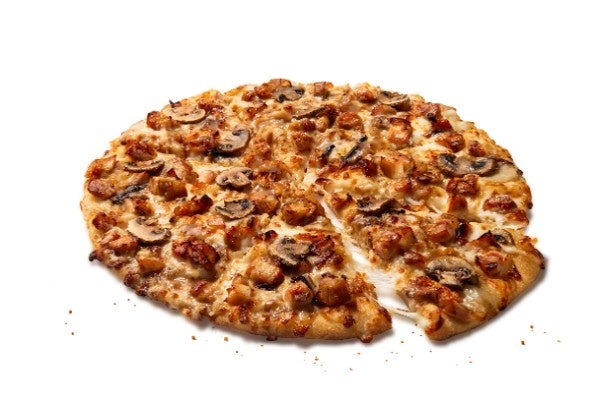 Enjoy the limited-time Autumn Quattro Pizza with fragrant butter soy sauce, mushrooms, and hearty meat, available for delivery at ¥2,490 (tax included) for size S. The Mushroom & Porcini Sauce Pizza is offered in S ¥2,790, M ¥3,190, and L ¥3,890 (tax included). The seasonal Japanese Mushroom and Eggplant Pizza is also available for delivery at ¥2,790 (tax included) for S, ¥3,190 for M, and ¥3,890 for L. Pair your meal with the Domino Shake Annou Imo for ¥740 (tax included), or choose the flavor set with a pizza and shake for ¥2,599 (tax included). For takeout, the prices are slightly lower, with the Autumn Quattro Pizza at ¥1,740 for S, ¥2,020 for M, and ¥2,510 for L, and the Mushroom & Porcini Sauce Pizza at ¥1,950 for S, ¥2,230 for M, and ¥2,720 for L.
