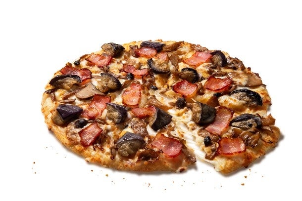 Enjoy the limited-time Autumn Quattro Pizza with savory butter soy sauce, featuring four types of domestic mushrooms and eggplant, available for delivery at ¥2,790 (tax included). The same pizza is offered in medium for ¥3,190 and large for ¥3,890. Other seasonal options include the Roasted Chicken with rich mushroom and porcini sauce, priced at ¥2,790 for S, ¥3,190 for M, and ¥3,890 for L (tax included). The fragrant butter soy sauce with four kinds of domestic mushrooms and eggplant is also available for delivery at ¥2,790 (S), ¥3,190 (M), and ¥3,890 (L). For dessert, try the limited-time Domino Shake with Annou Imo (sweet potato) for ¥740 (tax included). You can also enjoy a flavor set with your choice of seasonal pizza and a Domino Shake for ¥2,599 (tax included). Prices for takeout are slightly lower, with the same pizzas available at ¥1,740 (S), ¥2,020 (M), and ¥2,510 (L).