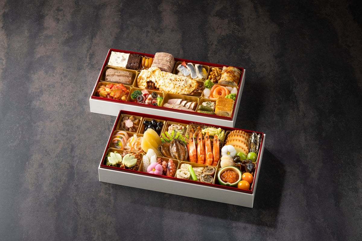 Two-tiered box (Japanese, Western, for 3-4 people) — ¥35,640 (tax included)