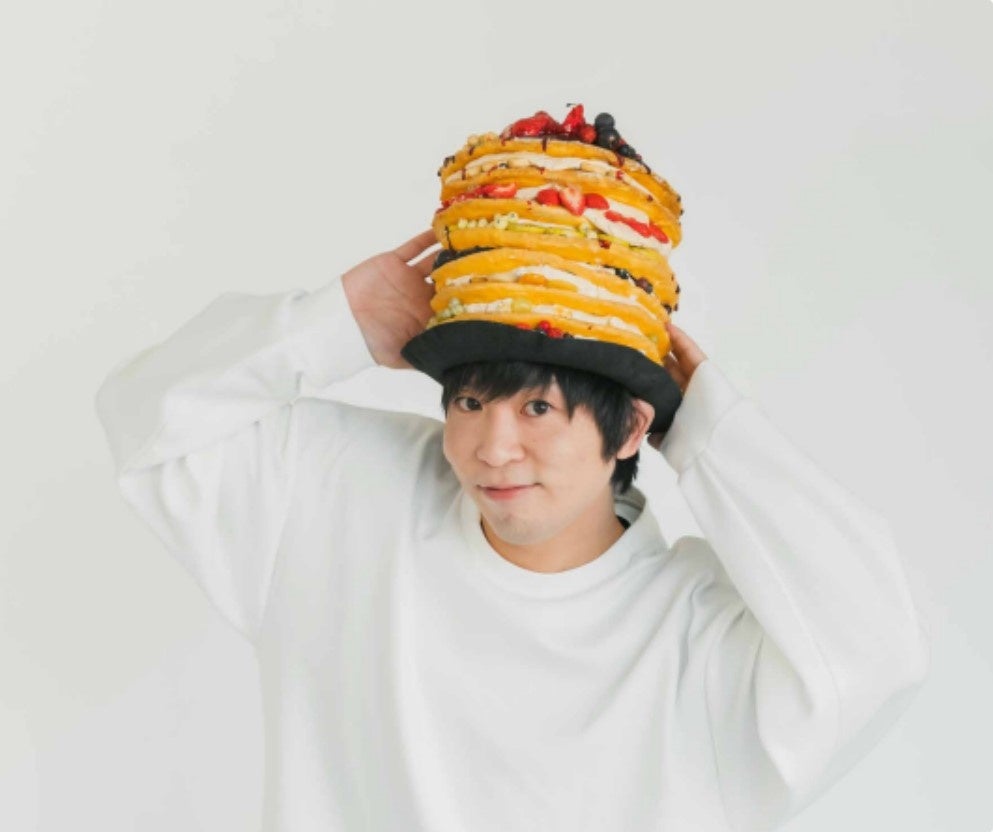 Sweet comedian 'Sweets Nakano' graduated from Waseda University and studied confectionery independently. His signature is a pancake hat, and he has visited over 10,000 Japanese and Western sweets. With his extensive knowledge, he produces department store events, supervises products in collaboration with government initiatives, and serves as a judge in competitions. He is active in various fields.