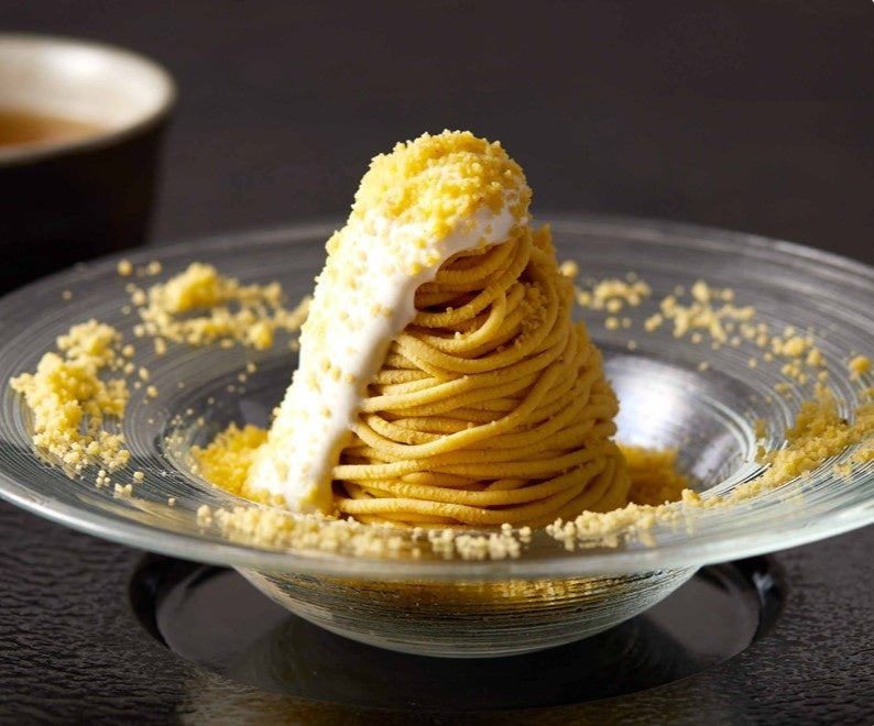 Enjoy the Premium Mont Blanc Hitomaru with carefully selected stem hojicha (1 serving) for ¥3,300 (tax included). Available until sold out.