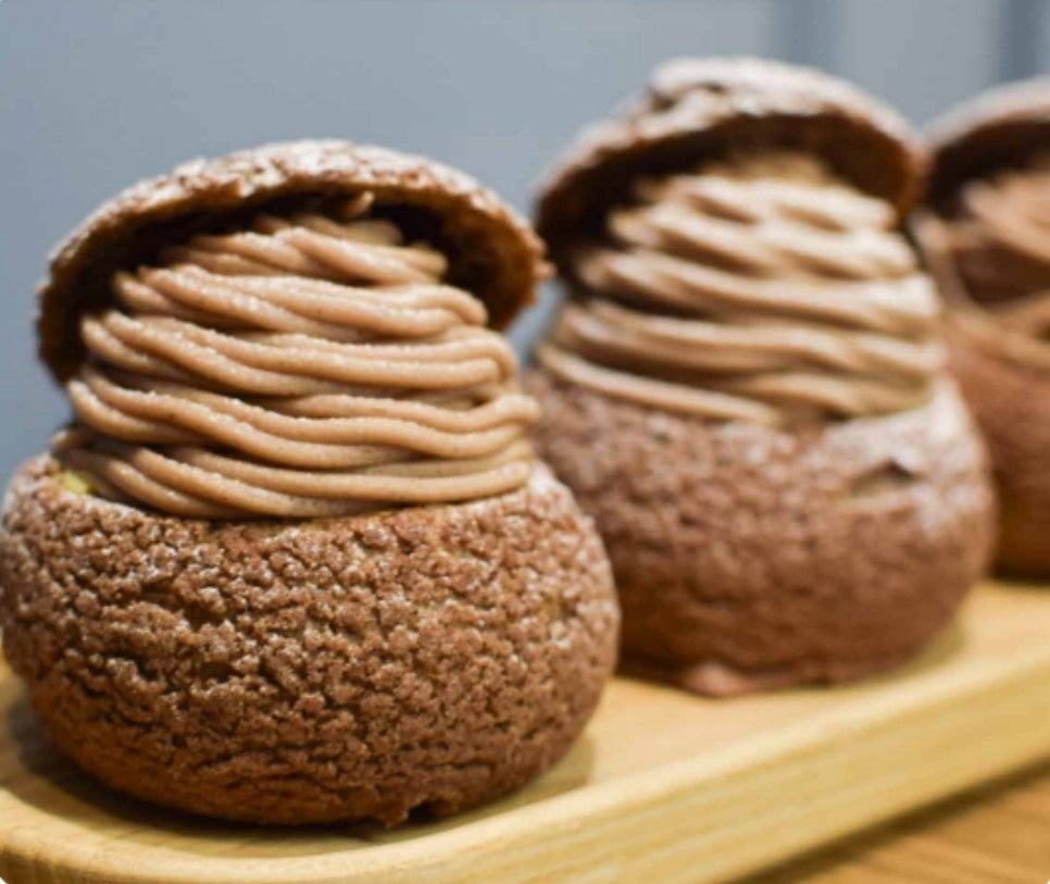 From Lez-Vous at Hanshin Umeda: Mont Blanc Choco Choux for ¥781 (tax included). Limited to 200 per day, available at 10 am and 3 pm.
