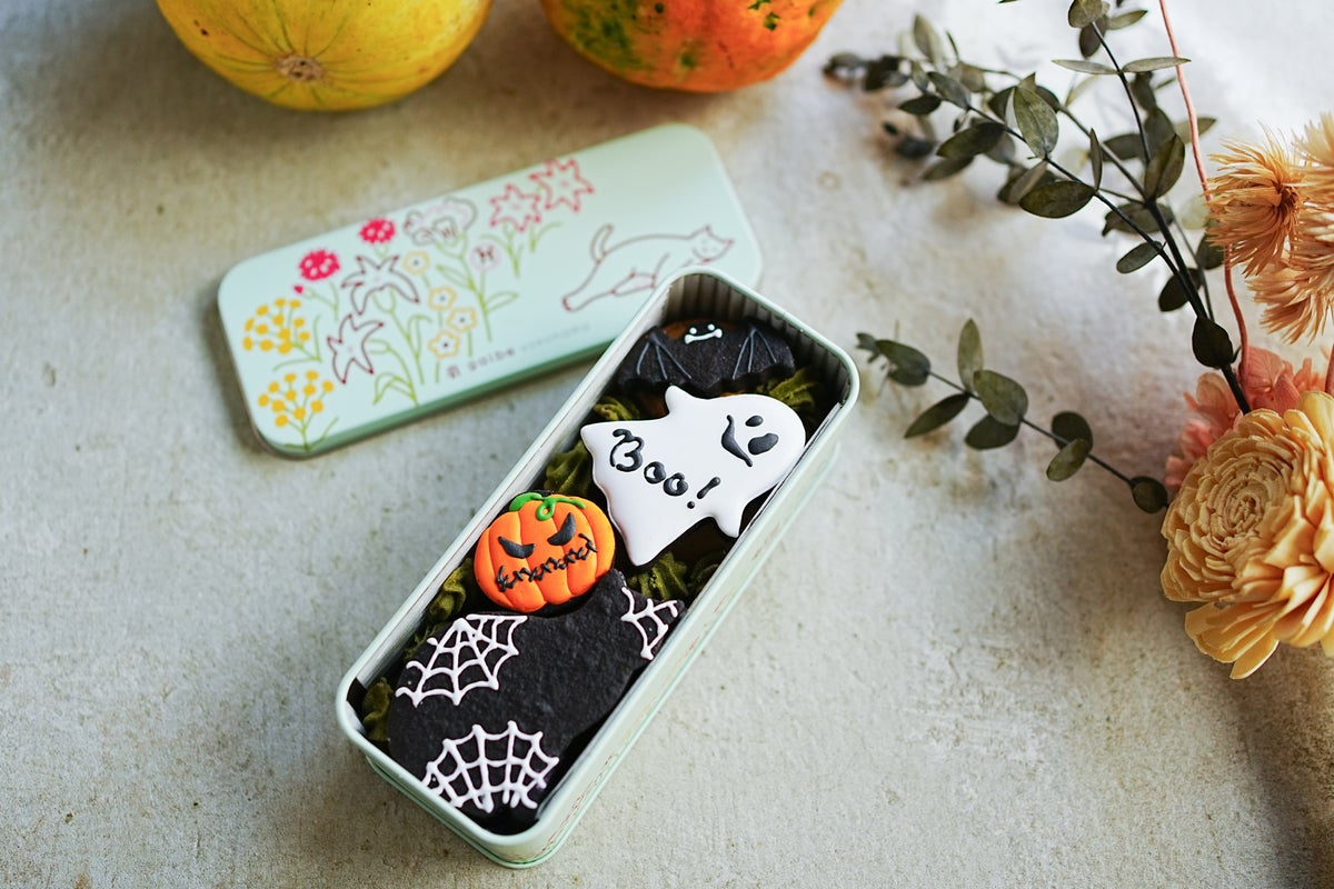 galbe's popular Neko no Utatane Cookie Tin has been Halloween-ified. ¥2,800 (tax included)