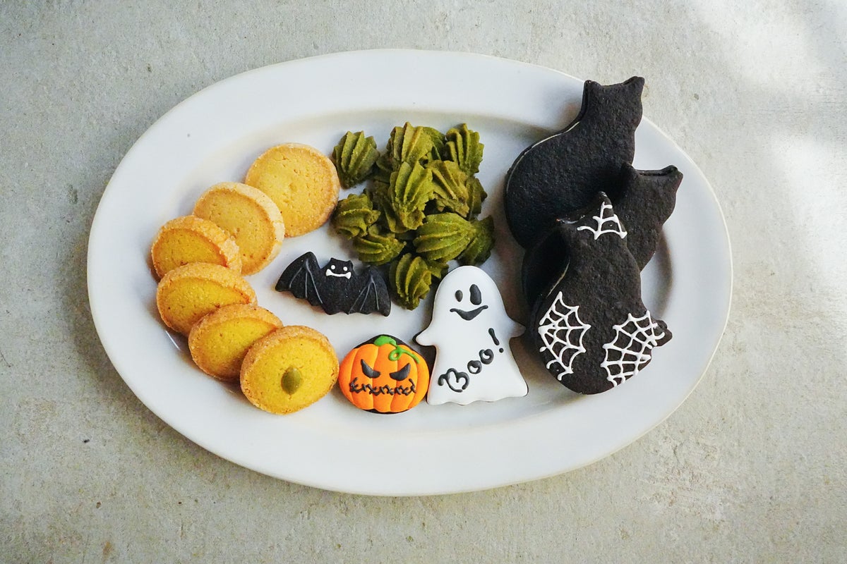 In addition to icing cookies, various other cookies are included.