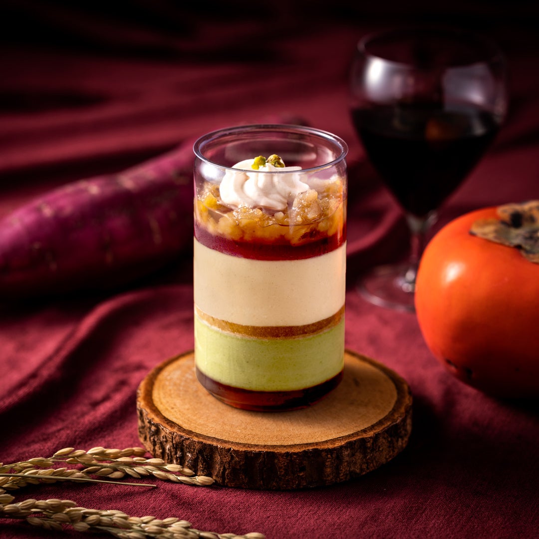 Petit Parfait Jurei is an autumn/winter limited dessert for adults, with a rich depth of flavor and a luxurious accent. It features fragrant Genmaicha, red wine jelly, sweet potato and persimmon jellies simmered in fine black tea, offering a rich taste of autumn's bounty. The aroma of roasted Genmaicha mousse harmonizes with almond mousse, evoking a nostalgic flavor.