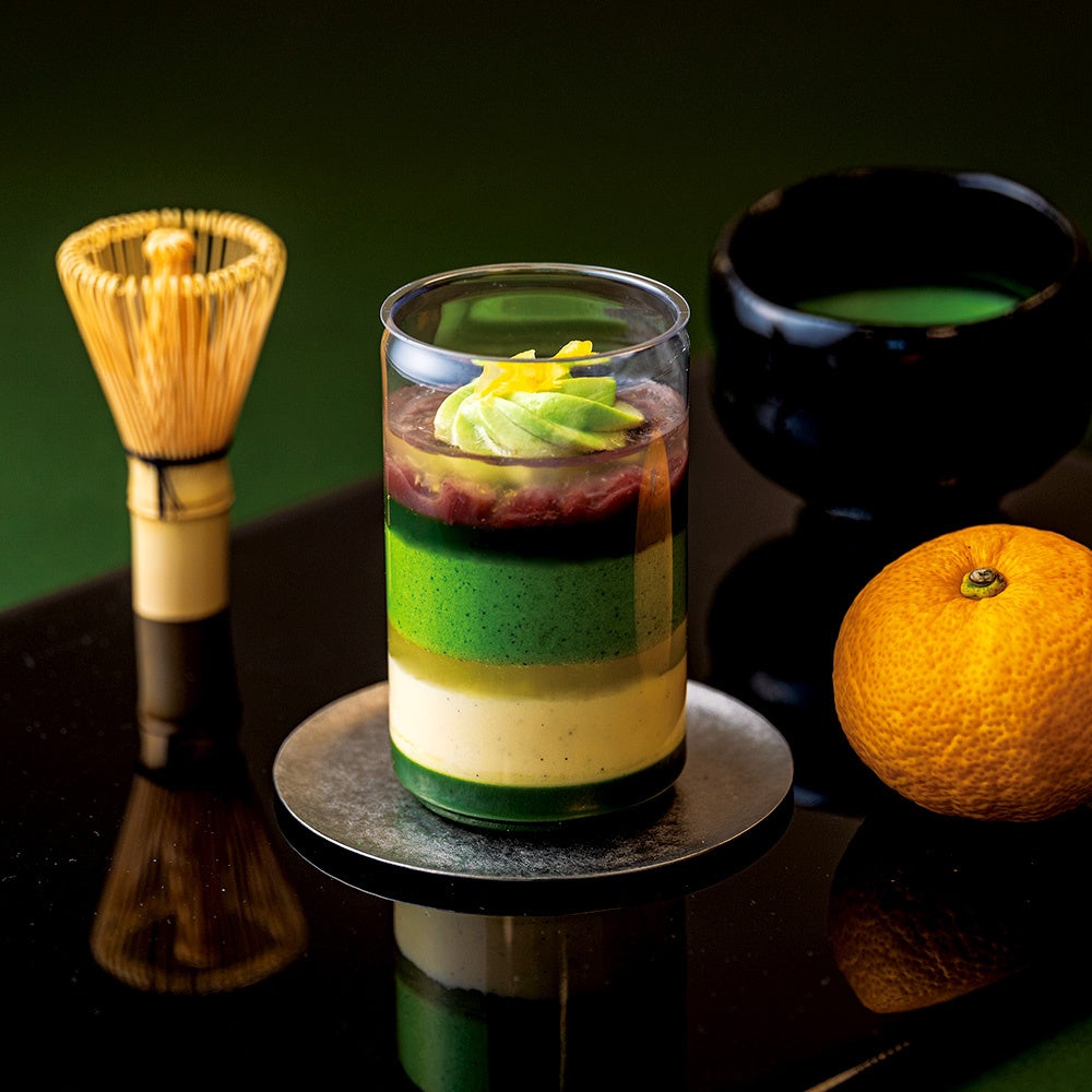 Petit Parfait Matcha offers a layered experience of changing matcha flavors. It combines refreshing yuzu jelly, whipped cream from Tsujiri, and azuki beans, creating a refreshing blend of Japanese and Western flavors. Made with rich matcha jelly from Gion Tsujiri and a milky mousse that enhances aroma, finishing with a sweet, fragrant touch.