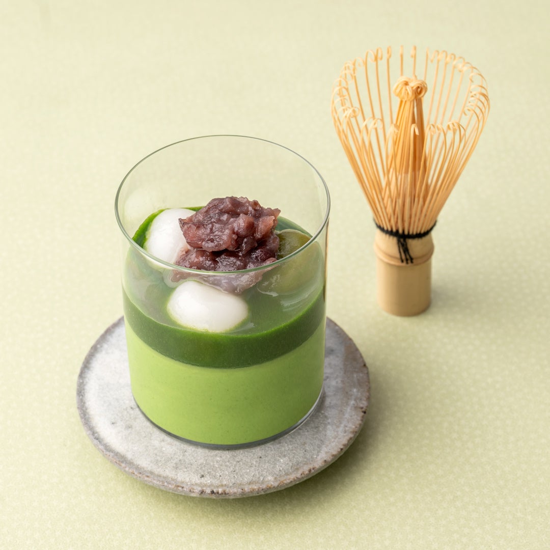 Matcha Mousse is a gentle, refined mousse that captures the elegant flavor of Japanese tea, topped with a special matcha jelly, whipped cream, Shiratama, and azuki beans. The chewy Shiratama and matcha-infused Shiratama, along with a generous serving of mildly sweet red bean paste, allow you to enjoy the classic flavor of Tsujiri until the last bite.