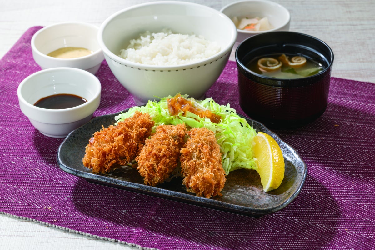 Enjoy the flavors of autumn with our Oyster Fry Set [3 pieces] for ¥899 (tax included ¥989). Savor the crispy and juicy oysters paired with homemade tartar sauce. You can choose between 3 to 5 pieces according to your preference.