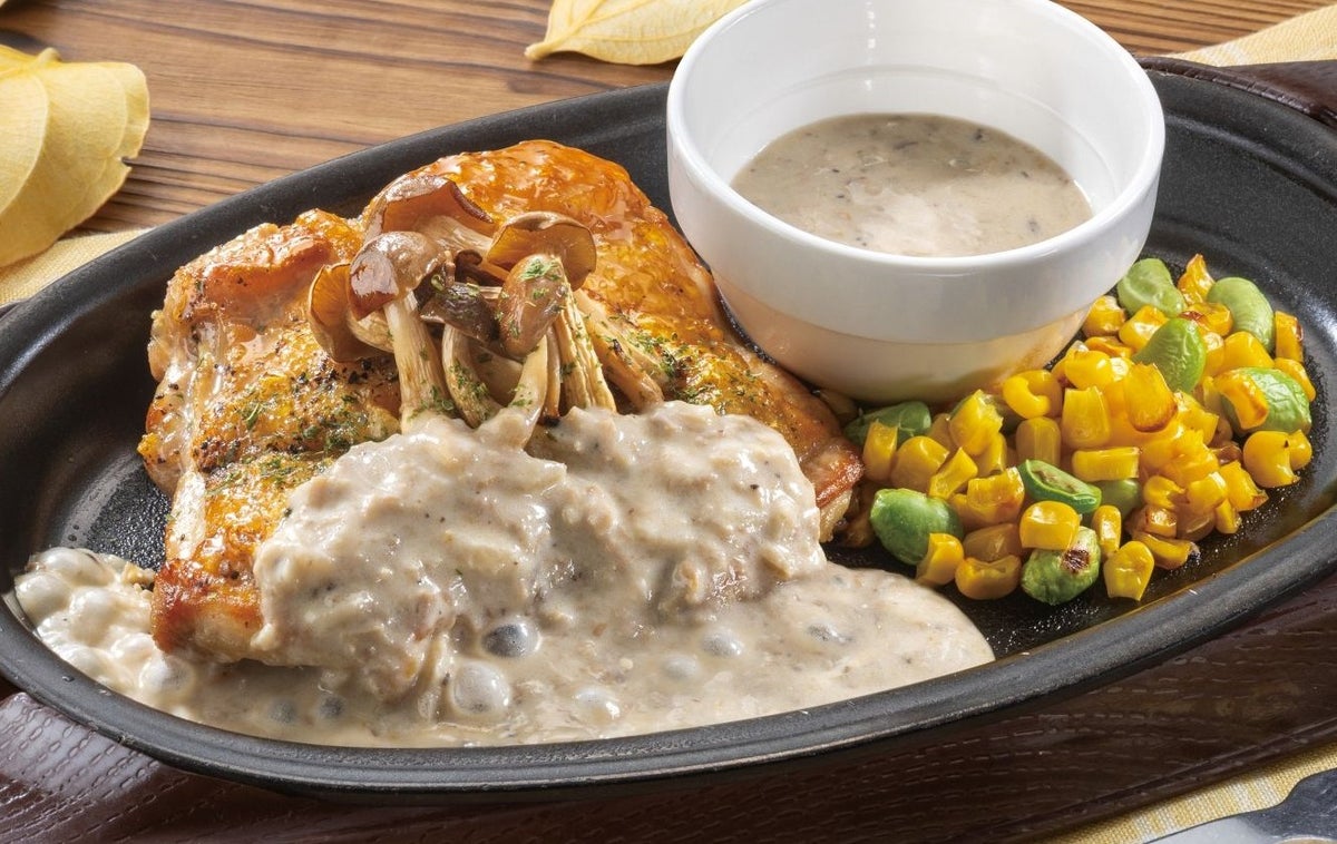 Enjoy our flavorful dishes, including the Double Melting Hamburger with Grilled Vegetables and Tsukimi Cheese for ¥949, and the Seafood Tomato Soup Pasta for ¥1,099. Try the Oyster Fry Set with 3 pieces for ¥899, or indulge in the Duxelles Sauce Pasta at ¥999. Don't miss the Fresh Shine Muscat Parfait made with six grapes for ¥999, and the Refreshing Shine Muscat Mille-Feuille for ¥699.