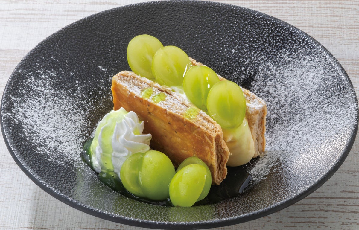 The Fresh Shine Muscat Mille-Feuille is a delightful dessert featuring crispy pastry layers filled with juicy Muscat grapes, mascarpone cream, and custard, priced at ¥699 (tax included).