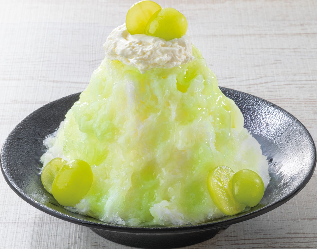 Enjoy the delicious Shine Muscat parfait made with six grapes for ¥999 (tax included). Also, try the limited-edition pure ice shaved ice with Shine Muscat for ¥899 (tax included), featuring a slightly sweet and sour Muscat sauce balanced with rich condensed milk to enhance the flavor of Shine Muscat.