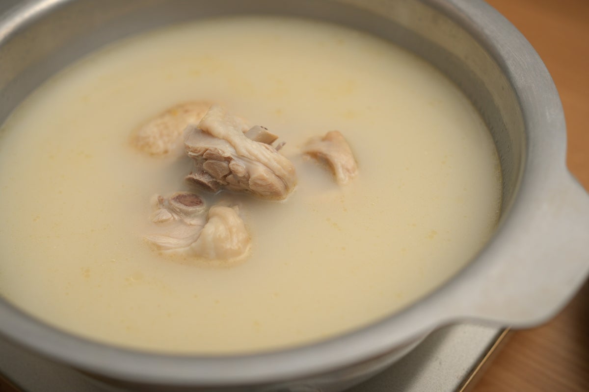 A full-course meal with water hot pot simmered for 8 hours — ¥4,950 (tax included)