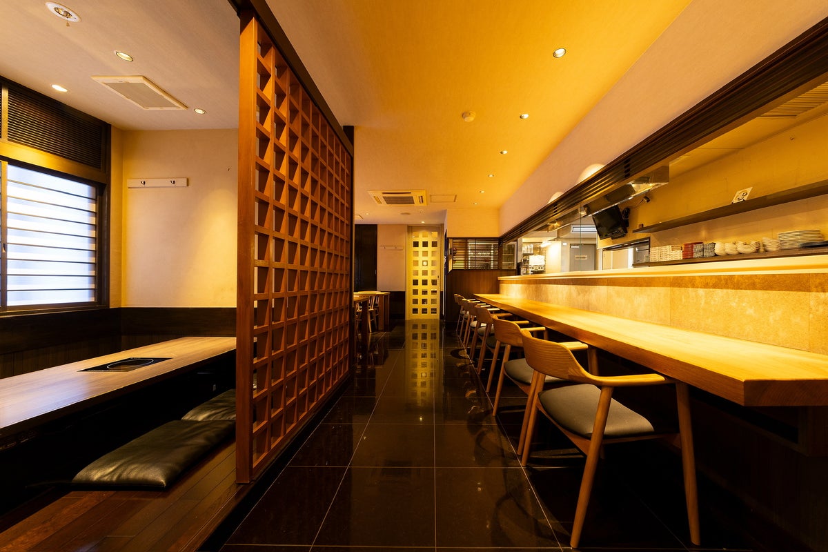 Private rooms/semi-private rooms/tables/counters available