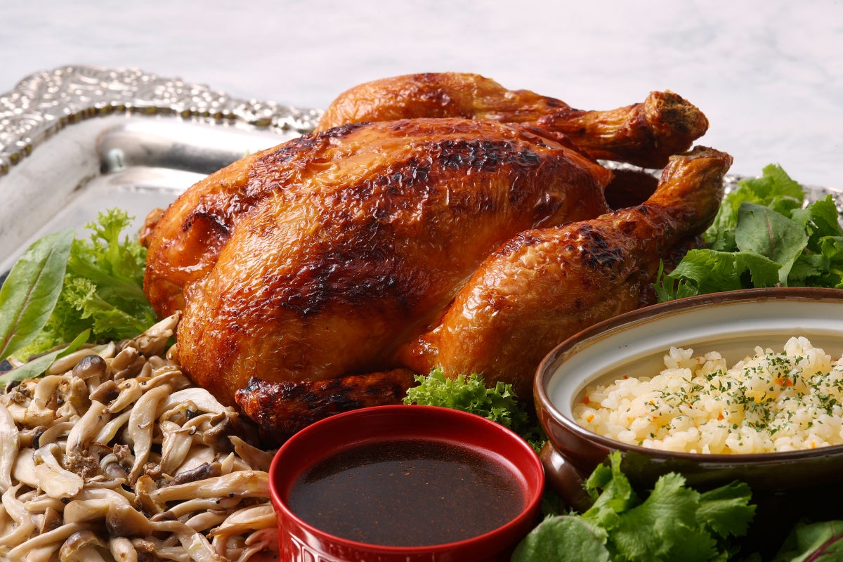 Roast chicken made with the carefully selected brand chicken 'Date Chicken'. Enjoy the elegant, moist texture and rich flavor with every bite.