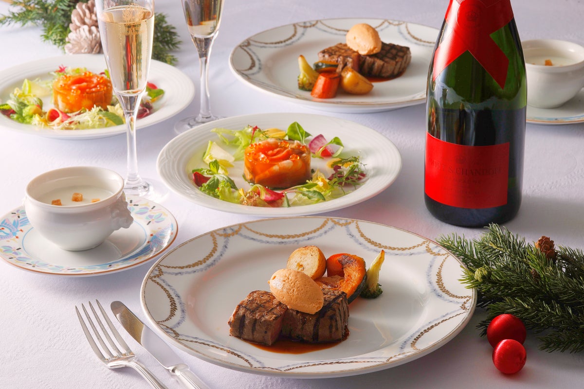 <Dinner Menu> [Appetizer] Seafood Aspic [Soup] Cauliflower Potage [Main] Grilled Beef Loin with Cafe de Paris Butter [Bread] [Drink] Coffee or Tea *Menu items may change depending on weather and stock availability.” class=”wp-image-34685″>
<figcaption class=