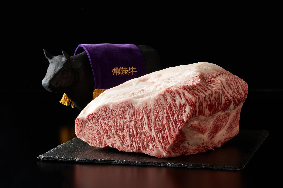 'Hitachi Beef Kira' is the top-tier brand of Hitachi beef, carefully selected for its deliciousness. Raised in Ibaraki Prefecture, with a consistent local production system, over 30 months of long-term fattening, grade A yield, and an oleic acid ratio of over 55%, meeting scientific standards for fine marbling, melt-in-your-mouth texture, and superb flavor.
