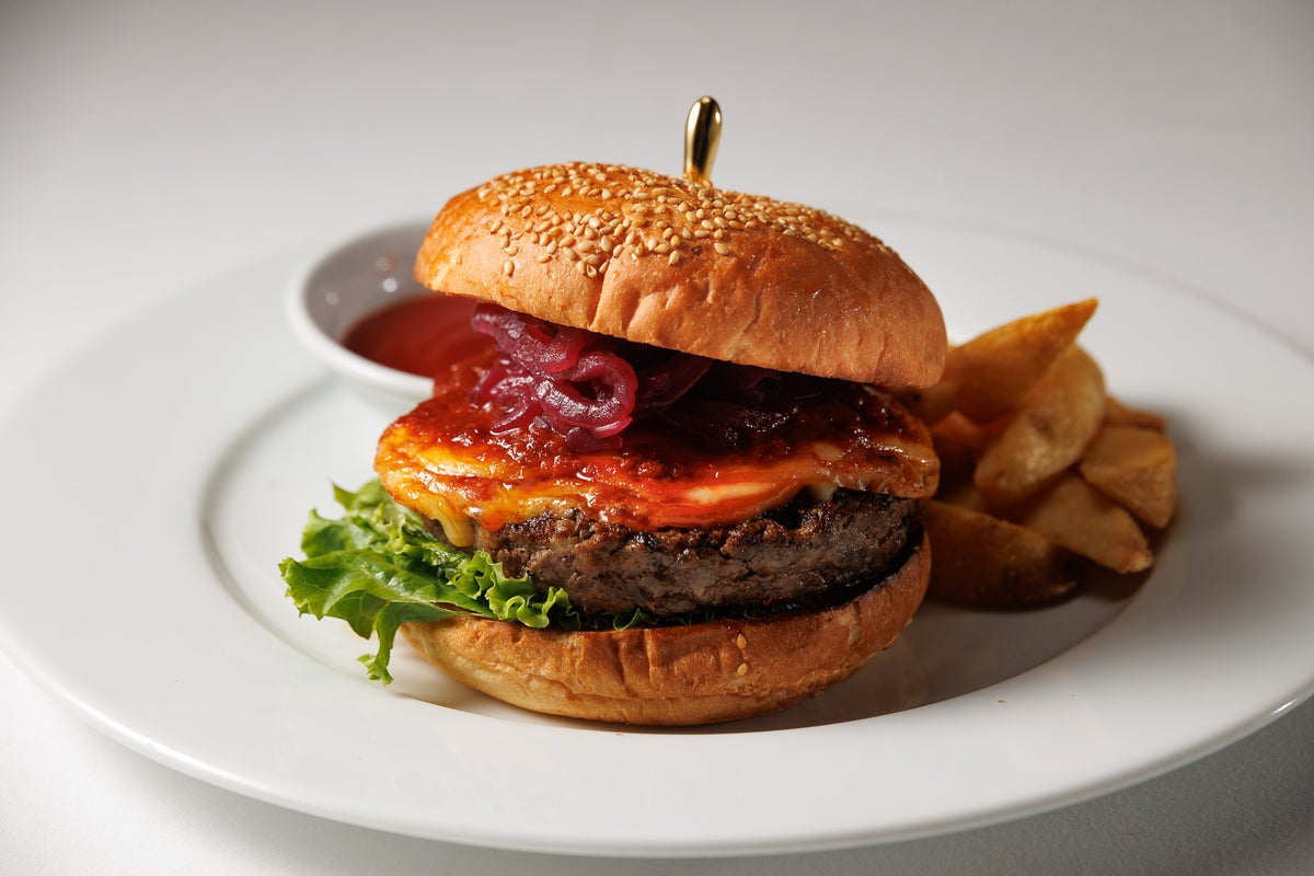 Calabria Burger ¥2,800, made with spicy 'nduja' salami representing Calabria, offering a spicy and punchy flavor. It combines the richness of scamorza cheese with the sweet and sour flavor of agrodolce red onions, balancing spiciness, smoky aroma, and sweetness.