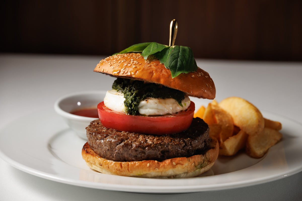 Caprese Burger ¥2,800, a simple burger inspired by Italy's classic Caprese, allowing you to enjoy the ingredients. It features a beef patty with milky mozzarella di bufala, the acidity of tomatoes, and the refreshing aroma of basil and genovese pesto. It is rich yet fresh, embodying the Italian essence.