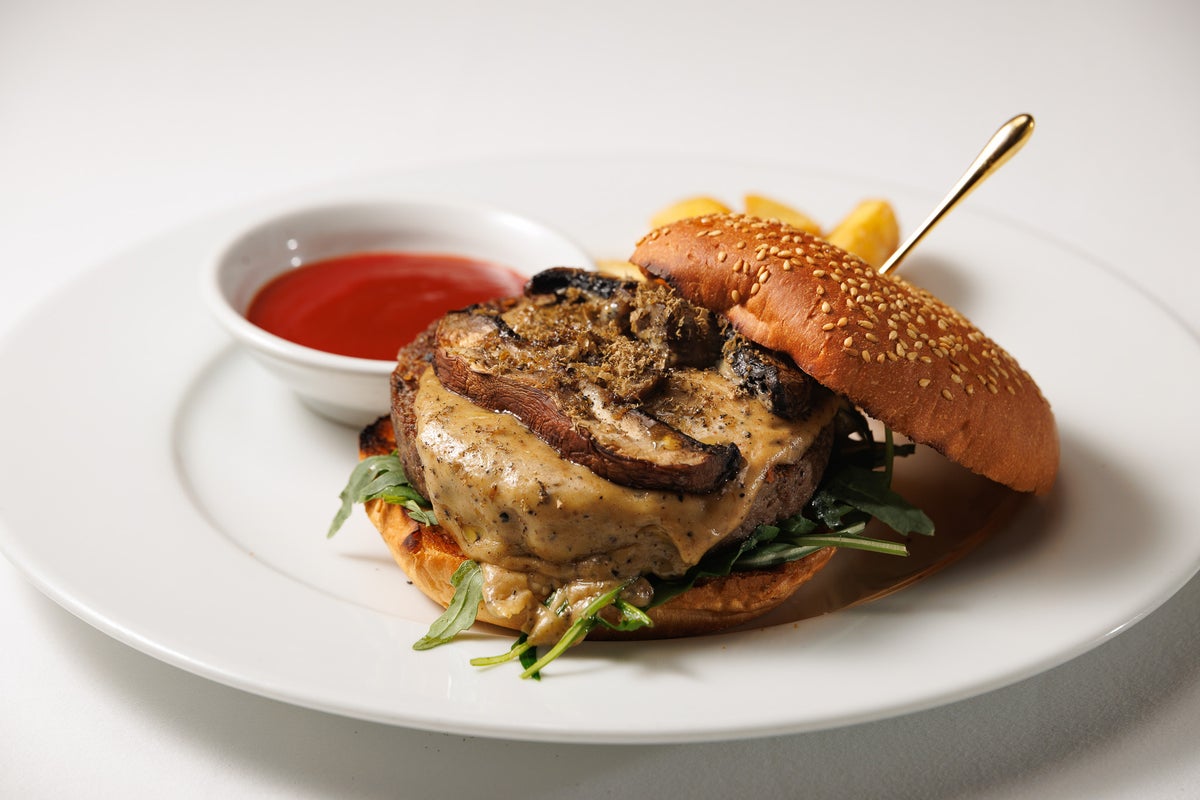 Piemonte Burger ¥3,500, a luxurious burger using porcini mushrooms and truffles for a rich and high-end flavor. It pairs grilled jumbo mushrooms with truffle cheese cream, finished with shaved truffles and truffle oil.