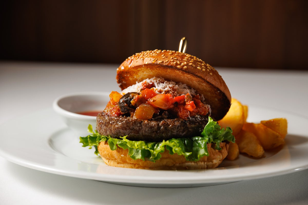 Sicilian Burger ¥2,300, featuring 'Caponata,' a traditional Sicilian dish, as the main ingredient, offering a sweet and sour vegetable flavor. It combines ricotta salata (salted and aged ricotta cheese made from sheep's milk), Italian saltiness and richness, oregano aroma, creating a light and refreshing taste characteristic of Sicily.