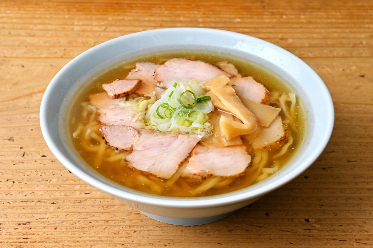 Chuka Soba ¥858 (tax included) served hot with a full-bodied broth and plenty of meat. You can tell at a glance how delicious it is—simple yet tasty. It's a consistently satisfying and flavorful bowl that won't bore you.