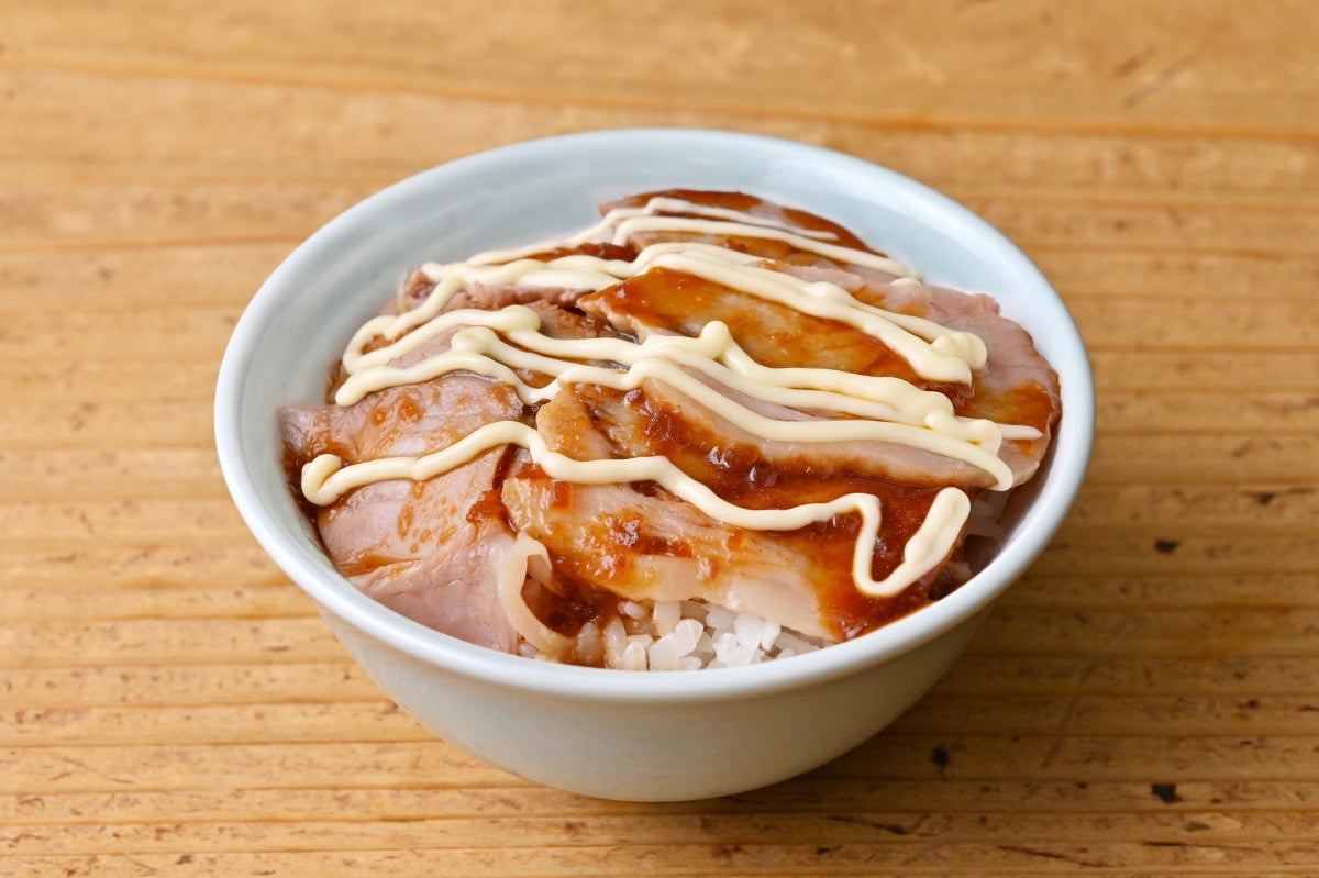 The chashu pork in the Chuka Soba pairs perfectly with rice. Just add the condiments from the table and it transforms into a Ginger Pork Donburi in no time. Only available now with free rice for LINE members (normally ¥110).
