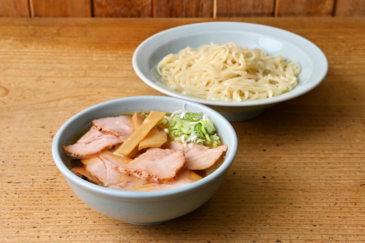 Chashu Mori Chuka ¥1,188 adds plenty of freshly sliced chashu to Mori Chuka. A greedy bowl where you can enjoy noodles, dipping sauce, and meat all to the fullest.