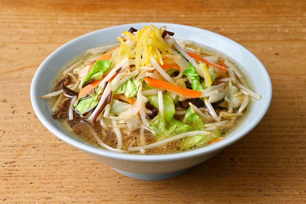 Yuzu Shio Tanmen ¥968 features a vegetable-rich salt ramen with a refreshing yuzu aroma. Its clean aftertaste makes you want to keep slurping until the last bite—an irresistible bowl that makes you want more.