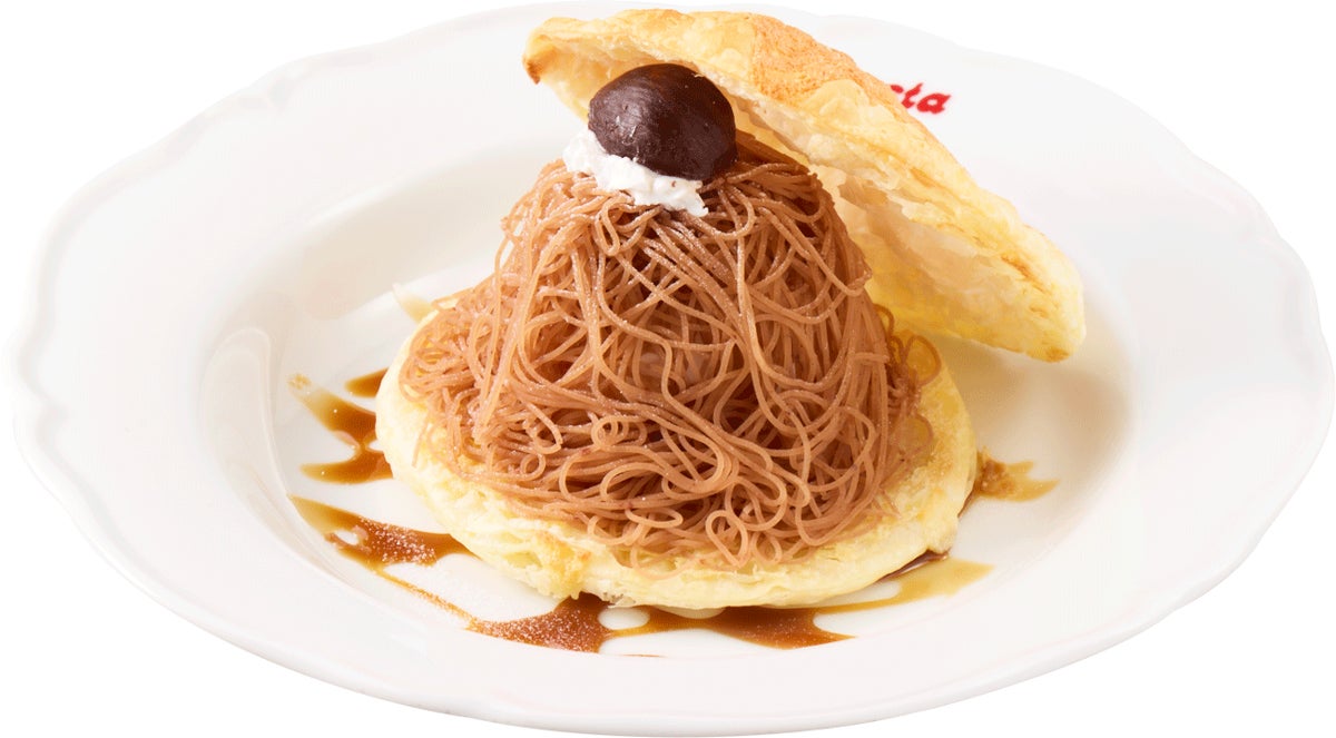 Enjoy the freshly baked 'Mont Blanc' with pie for ¥650 (tax included ¥715). This dessert features a crispy pie topped with cheese, baked to a fragrant crunch, generously filled with Italian chestnut paste. Inside the chestnut paste, there's a cool vanilla gelato. Break the pie crust and enjoy it together with the rich chestnut paste and gentle-sweet vanilla gelato.