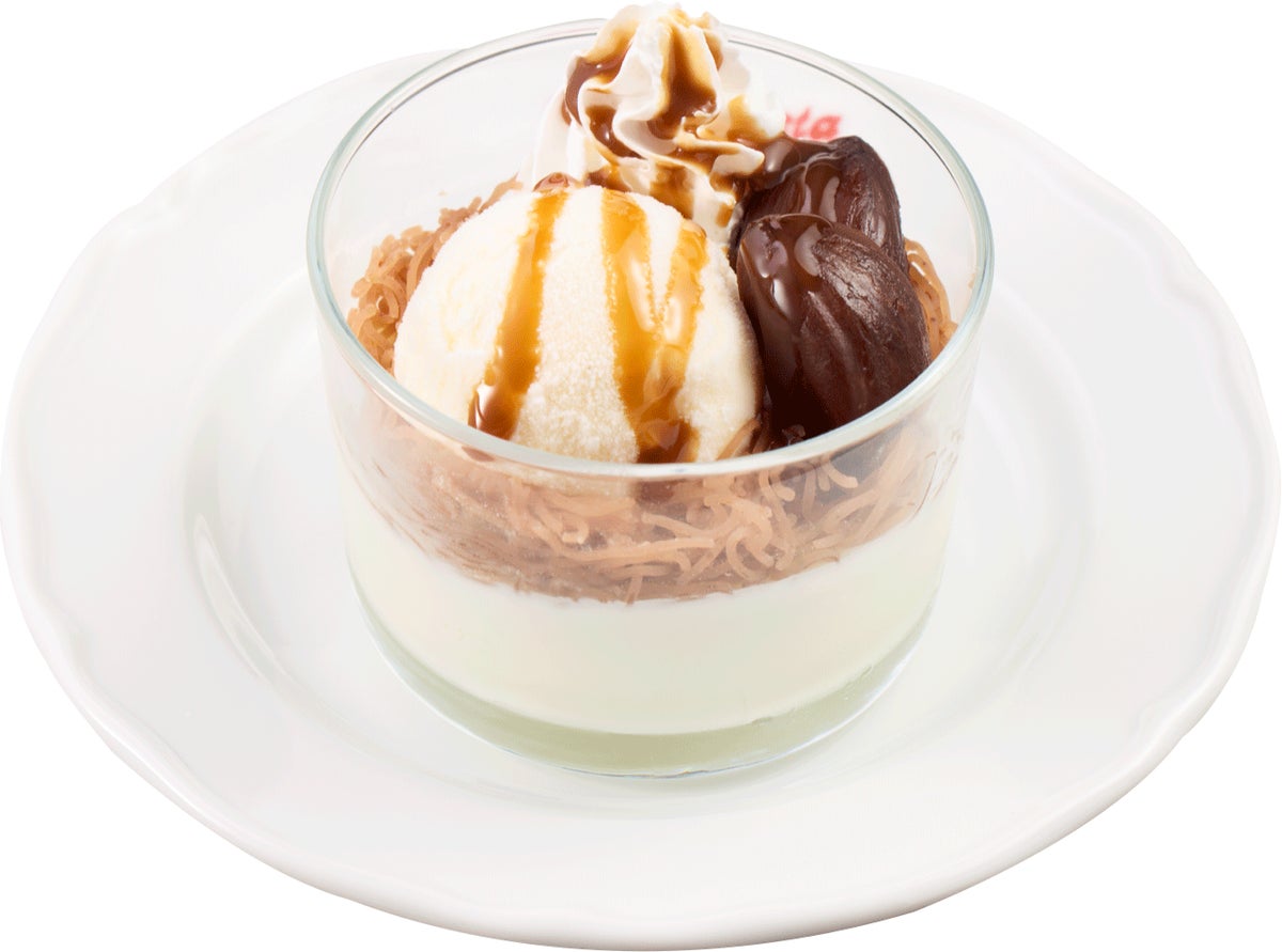This affordable glass dessert combines smooth panna cotta with chestnut paste, vanilla gelato, candied chestnuts, whipped cream, and caramel sauce for ¥490 (tax included ¥539). The rich chestnut paste pairs perfectly with the gentle sweetness of vanilla gelato and milky panna cotta. The slightly bitter caramel sauce adds a flavorful accent.