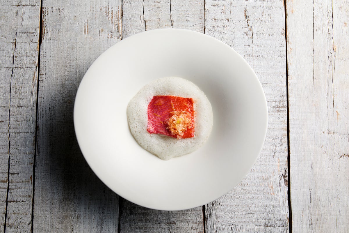 A low-temperature steamed golden eye snapper from Kanagawa, carefully brought out with natural sweetness. The crispy scales add texture, complemented by a broth made from bones, served with a classic 'Sauce Vin Blanc'. The refreshing flavor of Odaka-mura Wasabi from Edo Tokyo vegetables ties the dish together, resonating with the fresh aroma of Hachijo Island lemon. Pairing: Hanagaki Oak Barrel Junmai Daiginjo / Nambu Brewery (Fukui)