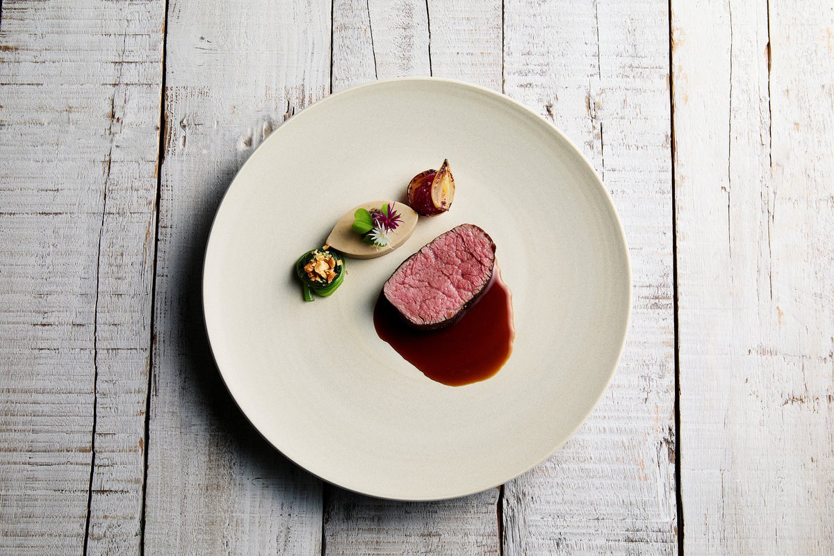 A fillet of rare Tokyo-produced Akikawa beef, roasted slowly over time. Served with rich Tokyo mushroom royal and small onions, finished with a hearty sauce made using 'Sawanoi' sake from Ozawa Brewery in Okutama. This is a main dish with a deep flavor. Pairing: 2023 Hirosaki Nebbiolo / Fattoria Da Sasino (Aomori)
