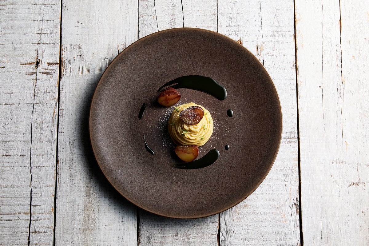 A sweet chestnut from Hachioji, carefully roasted in an stone oven to concentrate its sweetness, then turned into a smooth paste. Light coconut meringue provides a crispy texture, paired with a rich tea sauce made with luxurious Mizuho matcha, balancing bitterness and umami in this hearty autumn dessert. Pairing: Hana Hato Kijo Sake Oak Barrel Storage / Enoki Brewery (Hiroshima)