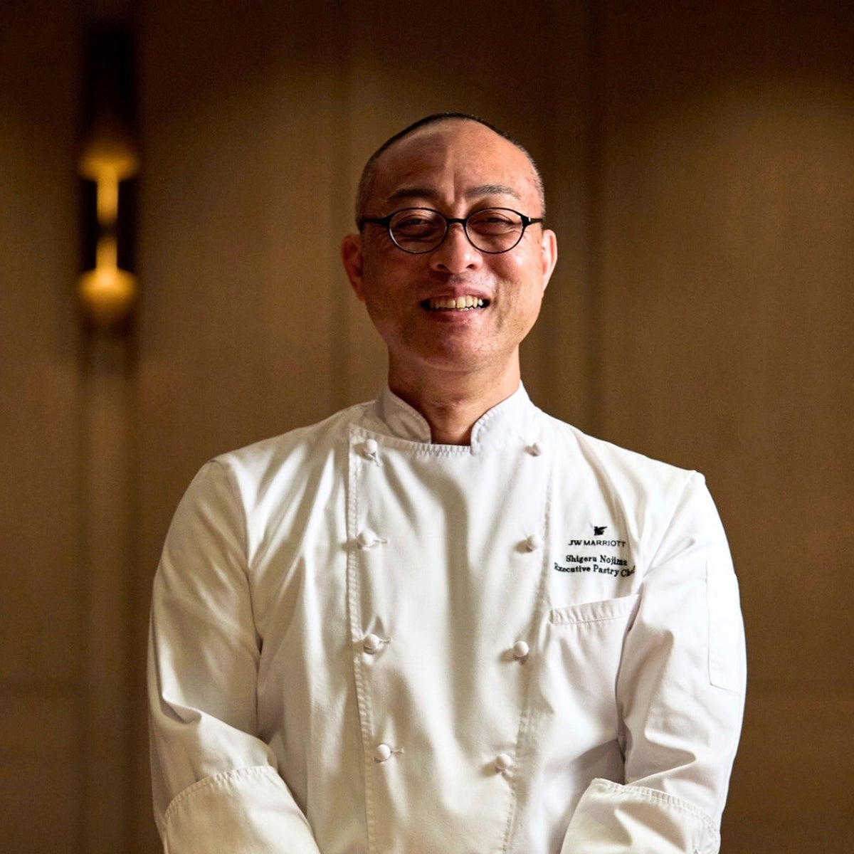 With over 30 years of experience at luxury hotels both domestically and internationally, the pastry chef at JW Marriott Hotel Tokyo combines classic and modern techniques with seasonal ingredients. The event will be held at the JW Ballroom on the 29th floor of the JW Marriott Hotel Tokyo, with a fee of ¥35,000 per person (tax included). The chef, who achieved runner-up at the 2003 Coupe du Monde de la Pâtisserie in France and is highly acclaimed both domestically and internationally, leads the pastry offerings at JW Marriott Tokyo with delicate craftsmanship and artistic sensibility.