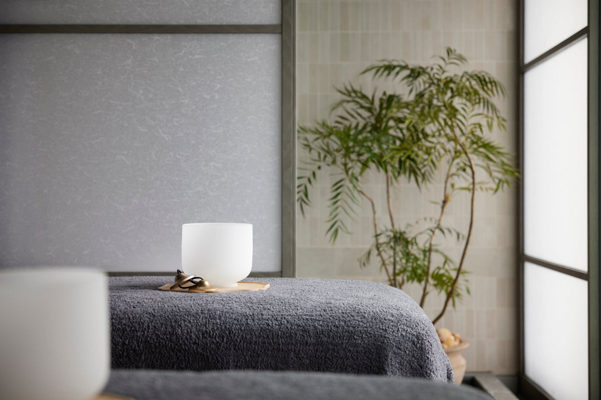 Enjoy a 120-minute body treatment using KOTOSHINA's body oil, combined with warm herbal balls filled with ginger and lemongrass, to relax your mind and body.
