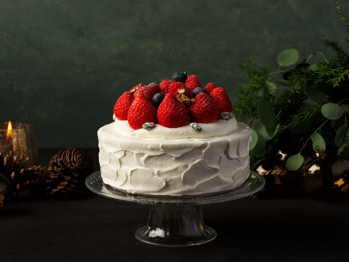This Christmas classic shortcake features strawberries from Murata Farm layered with fresh cream made with Jersey milk and fluffy sponge cake. The whipped cream highlights the milky richness of Jersey milk, finishing lightly on the palate. Juicy, tangy strawberries with a rich aroma enhance the smooth flavor of the cream. Since it contains no alcohol, it can be enjoyed by both children and adults, making it perfect for family celebrations.