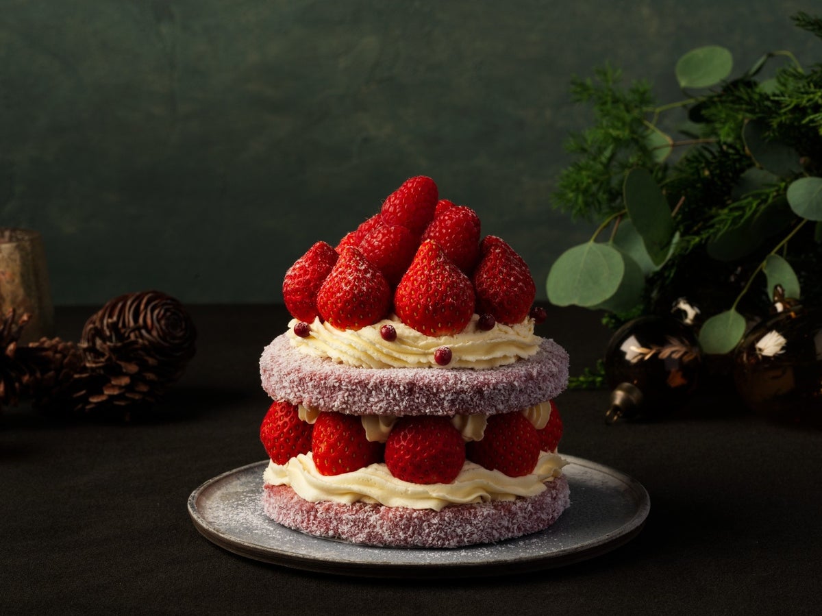 This signature cake by Executive Pastry Chef Shigeru Nojima was the most popular Christmas cake last year. It transforms the Australian traditional sweet 'Laminaton' into a festive Christmas cake starring strawberries. The sponge soaked in raspberry-flavored chocolate sauce is layered with custard and clotted cream, creating a harmonious balance of tartness and richness. Large, un-sliced strawberries are lavishly decorated to preserve their juicy, natural flavor.