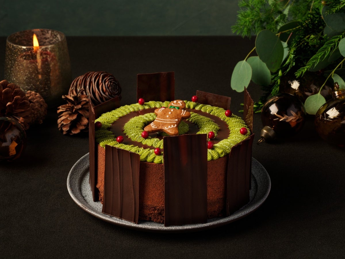 A striking, festive cake inspired by a fallen log in a Christmas forest. Perfect for family or friends gathering during the holiday season. It features smooth chocolate mousse, chestnut bavarois, bittersweet caramel mousse, hazelnut caramelized nuts, and chocolate biscuit, topped with matcha-flavored chestnut cream. The deep chocolate flavor is complemented by gentle chestnut sweetness, caramel aroma, and crunchy hazelnuts, resulting in a rich yet light finish.