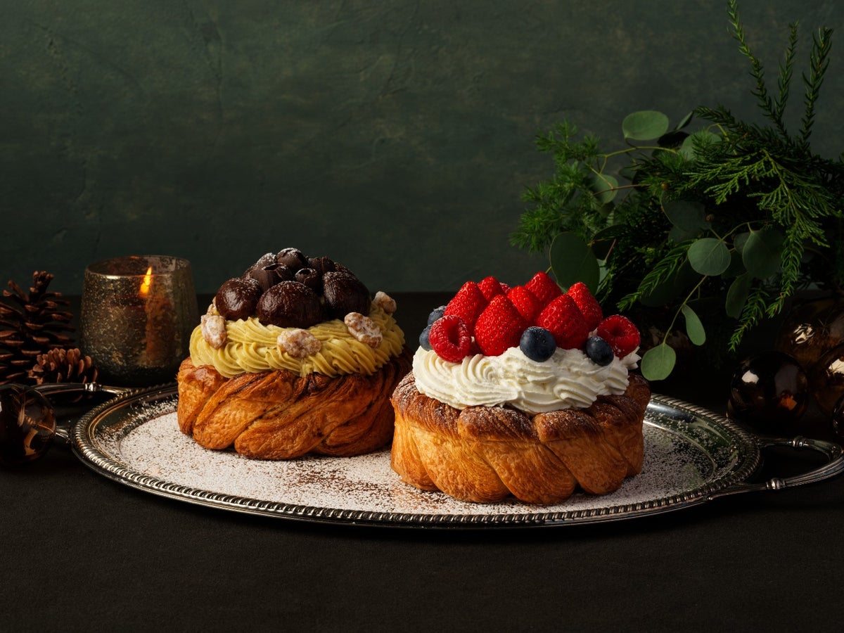 Inspired by the idea of a croissant becoming a Christmas cake, this playful 'Croissant Noel' series uses luxurious French AOC butter for the croissant base, baked to a fragrant crisp. It is generously filled with custard cream and decorated with strawberries and berries. Two varieties are available: the 'Croissant Noel' and the 'Croissant Noel Mont Blanc,' which uses luxurious Japanese chestnuts.