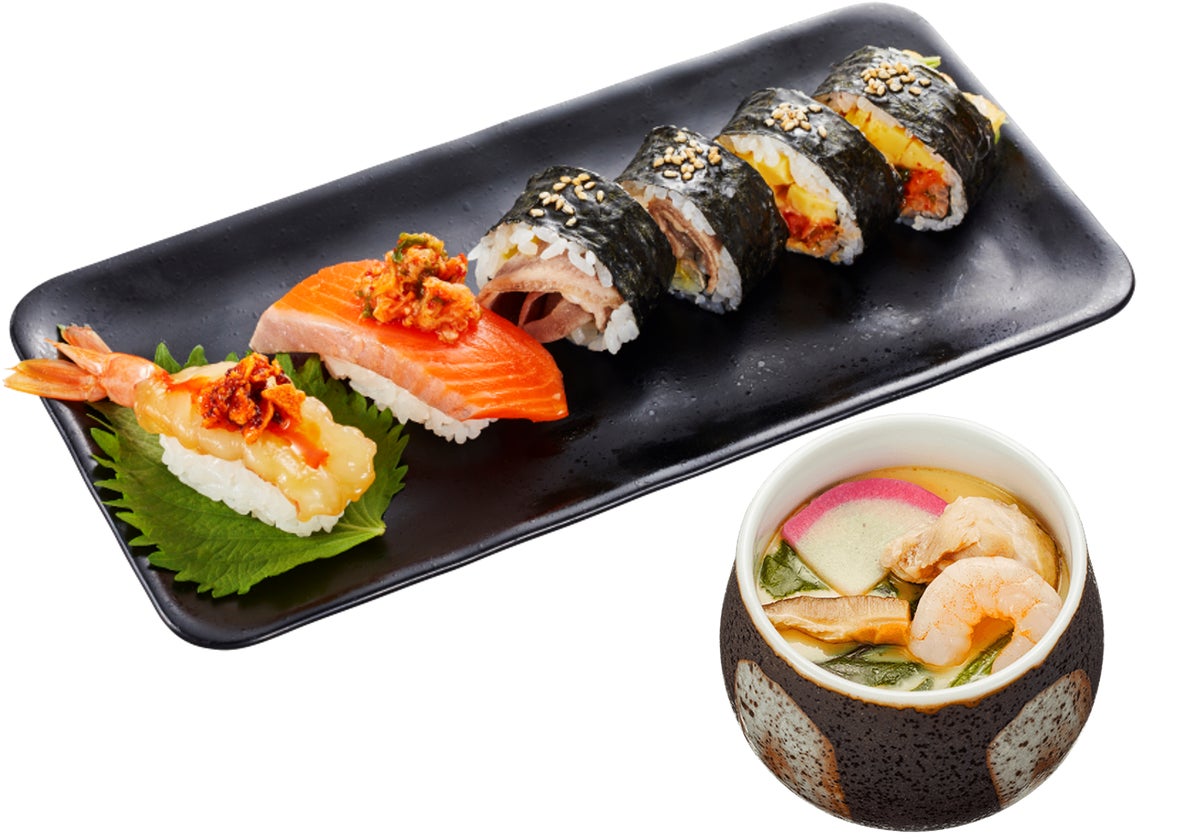 ● 'Limited Time! Korean Fair Plate' (Includes Chawanmushi) features spicy Ganjang Saewoo (shrimp soy sauce marinade) sushi, large slices of salmon topped with Korean kimchi, pork tongue kimbap, and egg kimchi chicken kimbap. This dish not only offers delicious flavors but also a vibrant presentation.